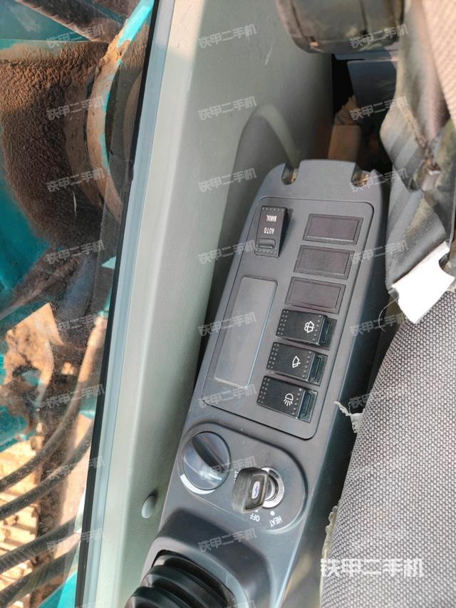 座椅右側(cè)控制臺/鑰匙門/油門/含右手柄（駕駛室部分）