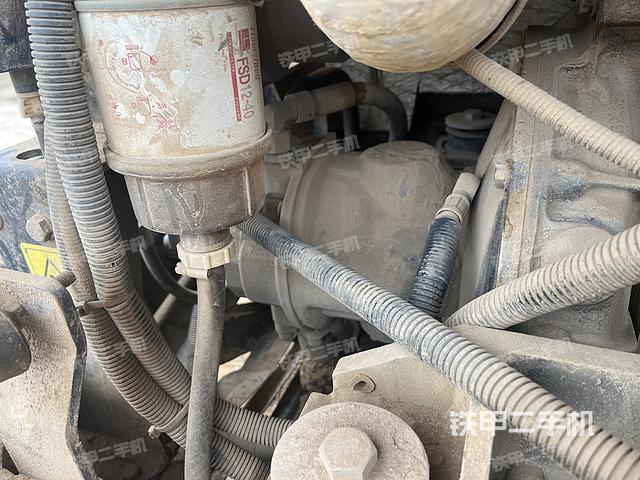 液压泵舱室正面整体（整机外观）