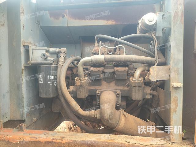 液压泵舱室正面整体（整机外观）