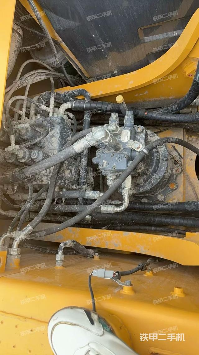 回转马达和主控阀（整机外观）