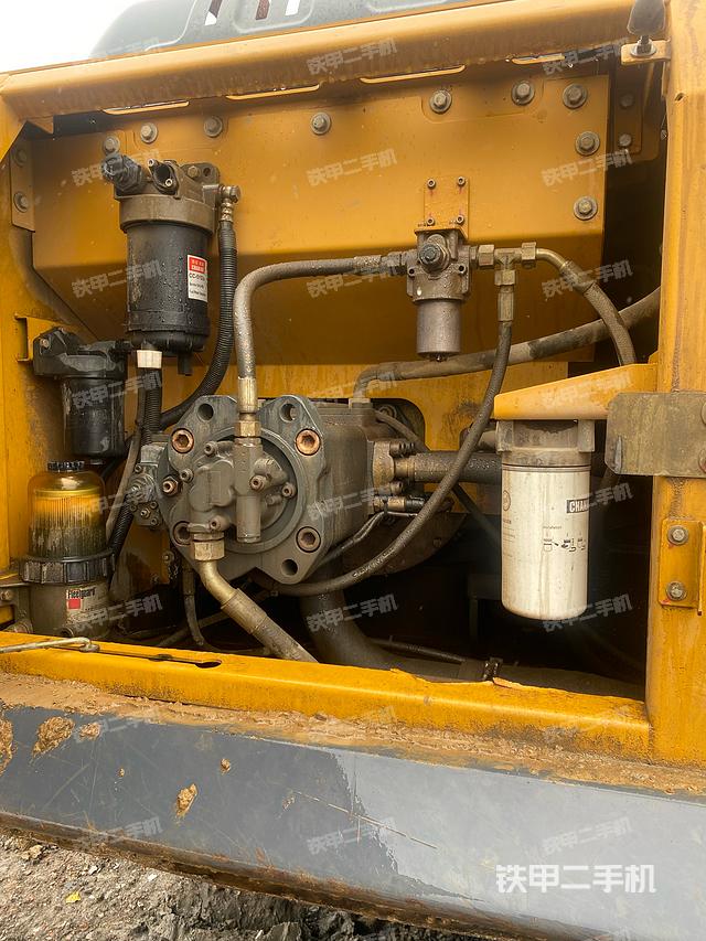 液压泵舱室正面整体（整机外观）