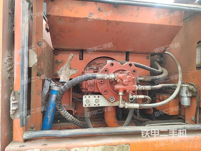 液压泵舱室正面整体（整机外观）