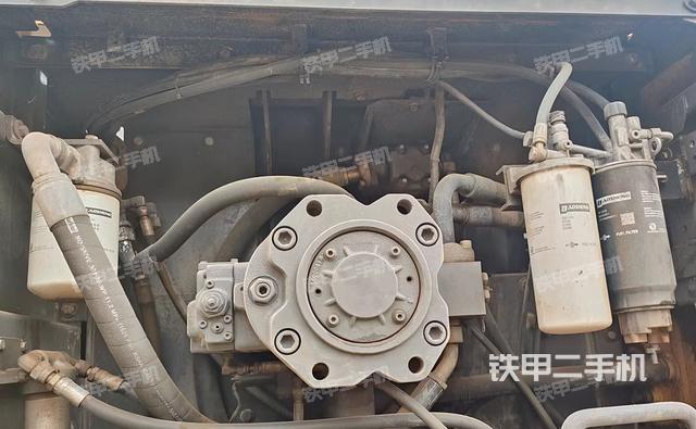 液压泵舱室正面整体（整机外观）