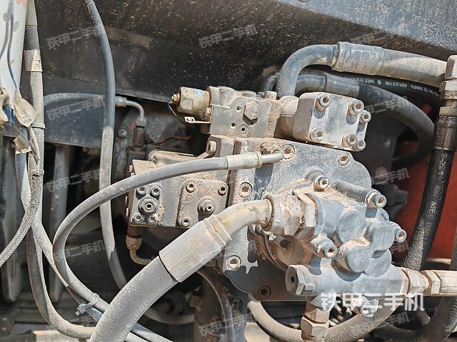 液压泵舱室正面整体（整机外观）