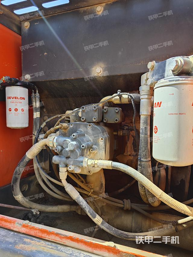 液压泵舱室正面整体（整机外观）