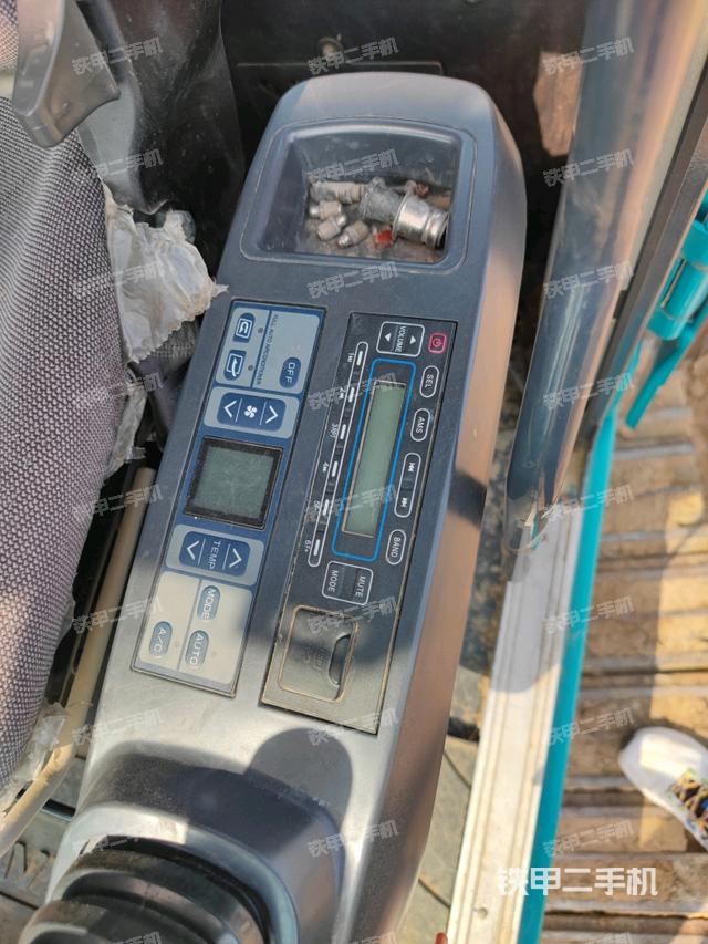 座椅左側(cè)控制臺/音響/含左手柄（駕駛室部分）