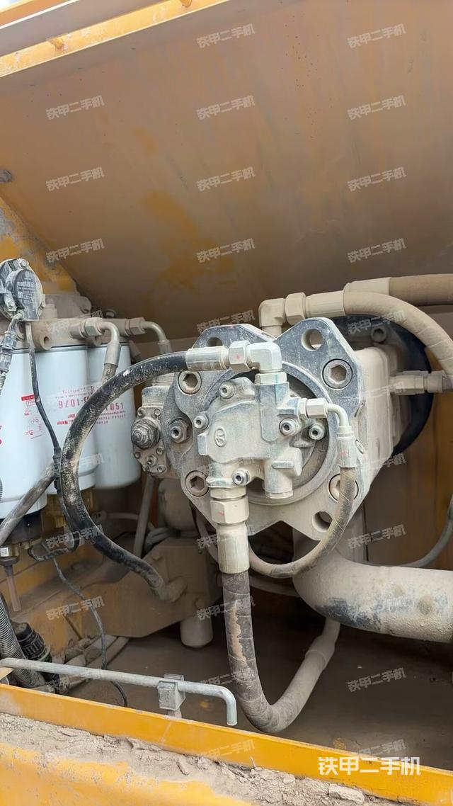 液压泵舱室正面整体（整机外观）