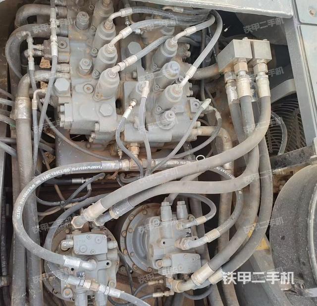 回转马达和主控阀（整机外观）