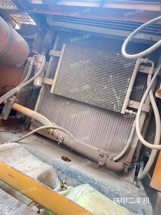 液压泵舱室正面整体（整机外观）