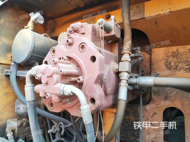 液压泵舱室正面整体（整机外观）