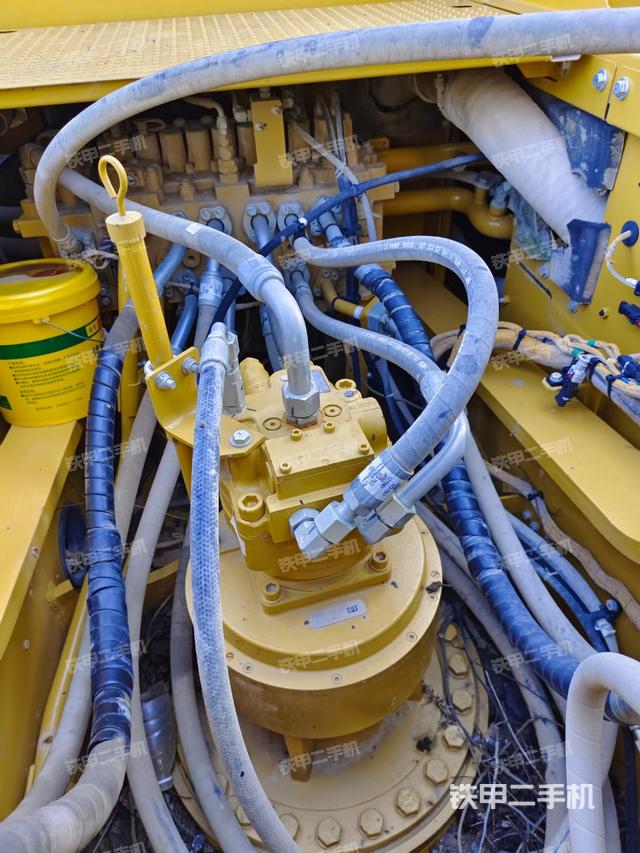 回转马达和主控阀（整机外观）