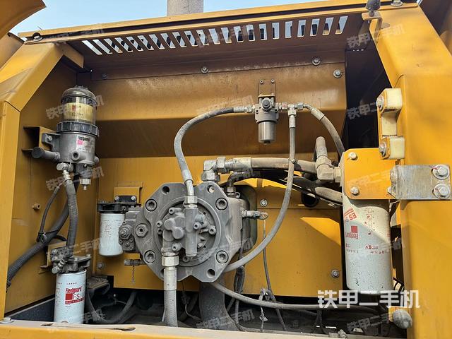 液压泵舱室正面整体（整机外观）