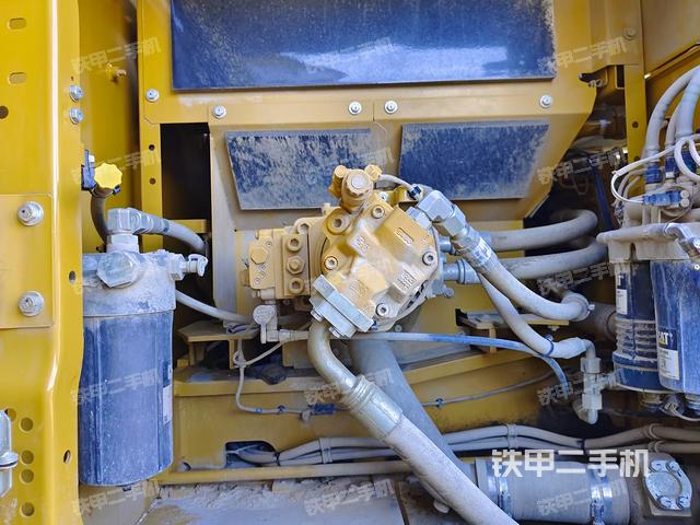 液压泵舱室正面整体（整机外观）