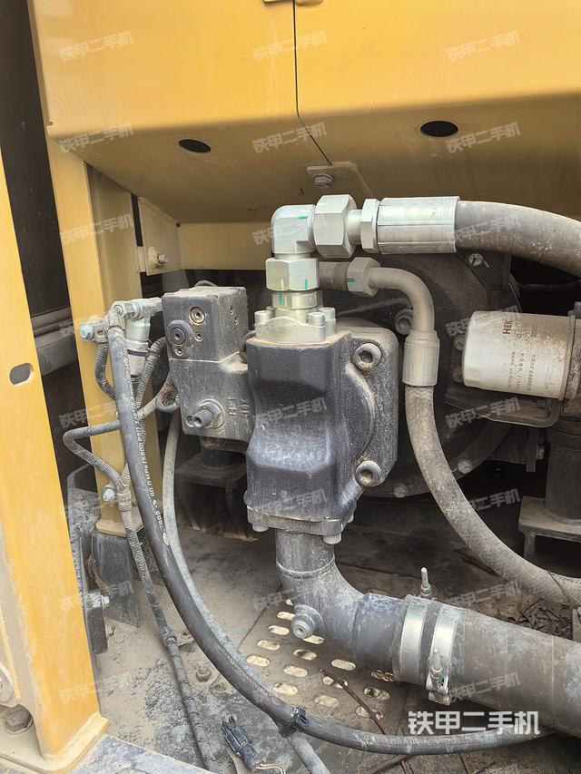 液压泵舱室正面整体（整机外观）