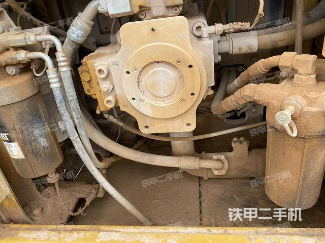 液压泵舱室正面整体（整机外观）