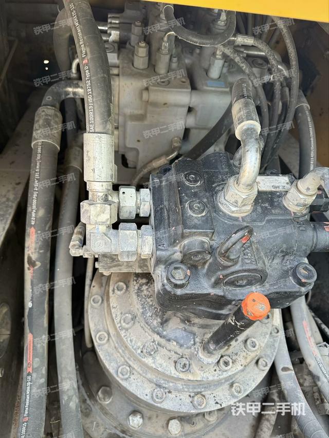 回转马达和主控阀（整机外观）