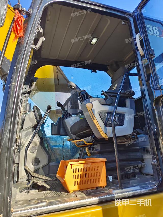 驾驶室顶部（整机外观）