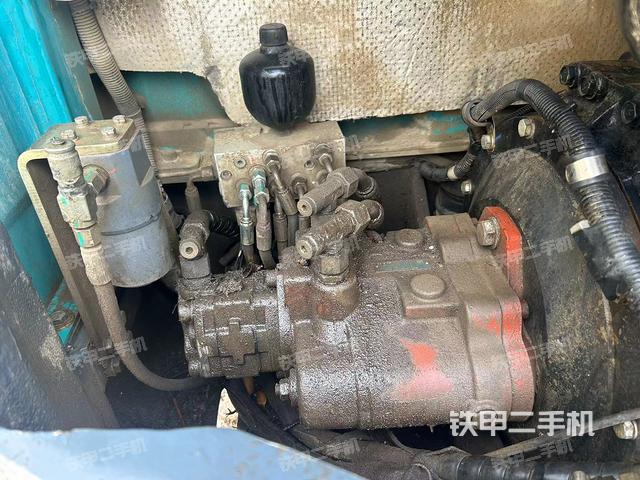 液压泵舱室正面整体（整机外观）