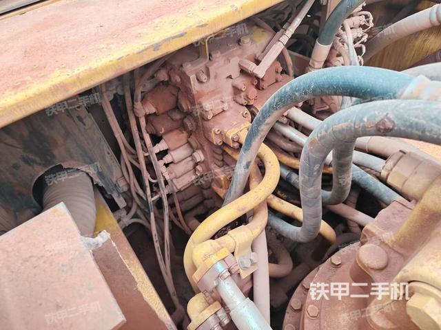 回转马达和主控阀（整机外观）