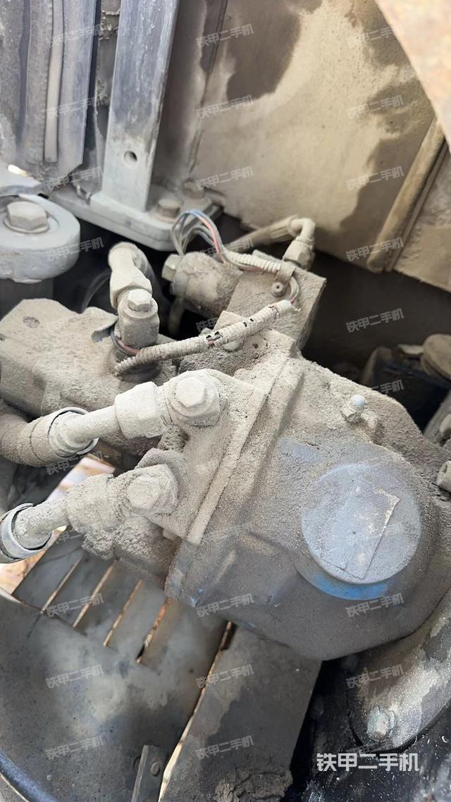 液压泵舱室正面整体（整机外观）