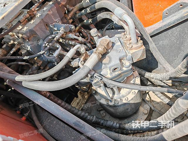 回转马达和主控阀（整机外观）