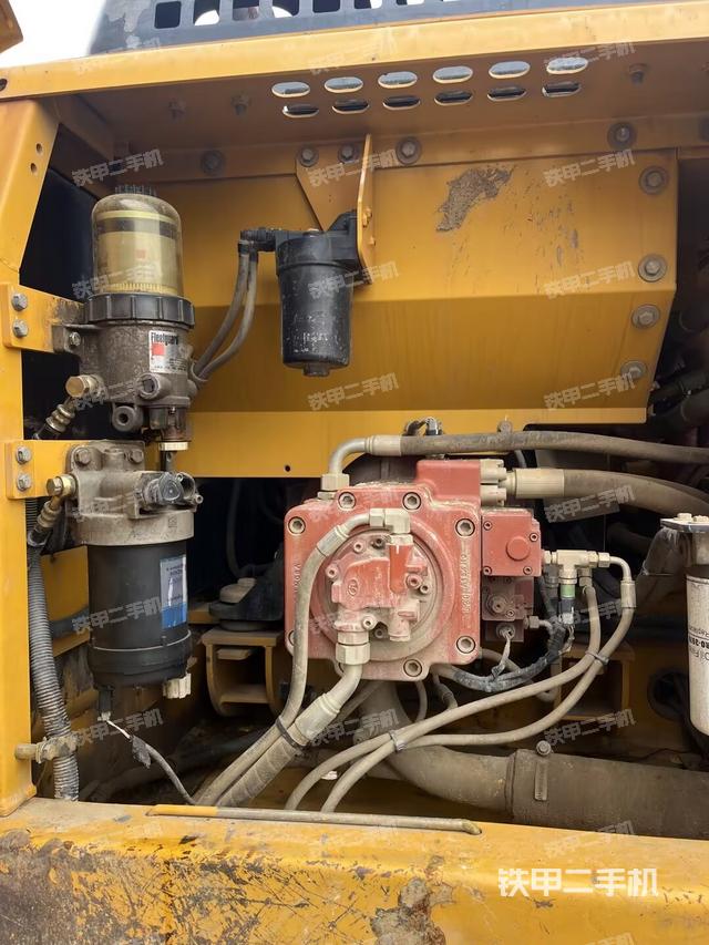 液压泵舱室正面整体（整机外观）