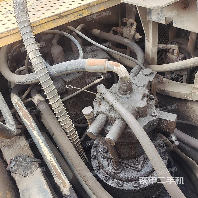 回转马达和主控阀（整机外观）