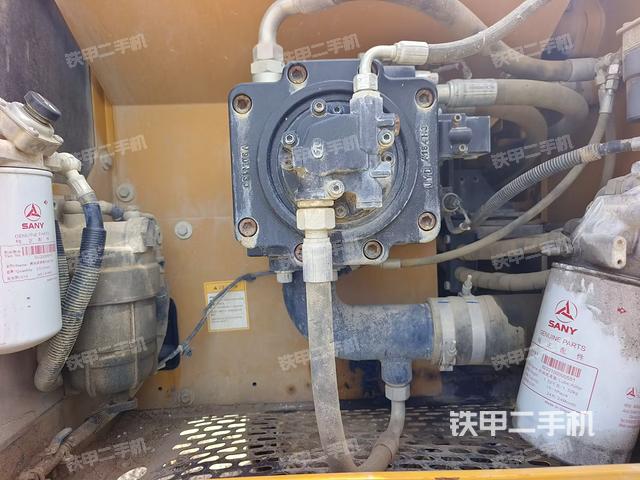 液压泵舱室正面整体（整机外观）