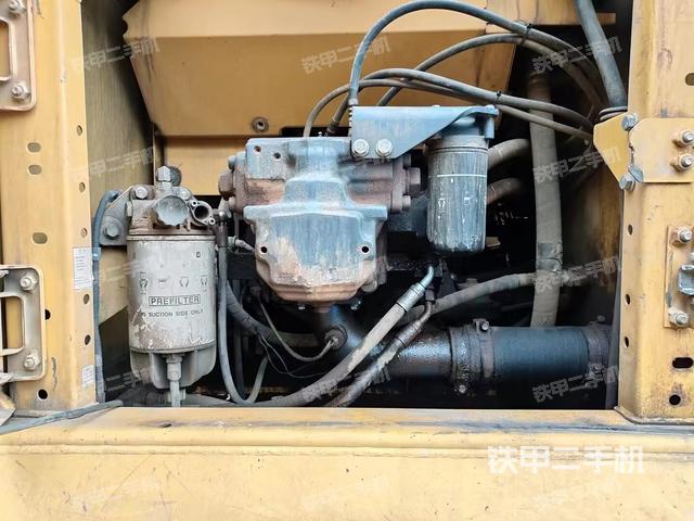 液压泵舱室正面整体（整机外观）