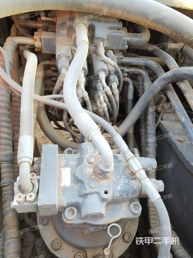 回转马达和主控阀（整机外观）