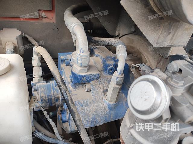 液压泵舱室正面整体（整机外观）