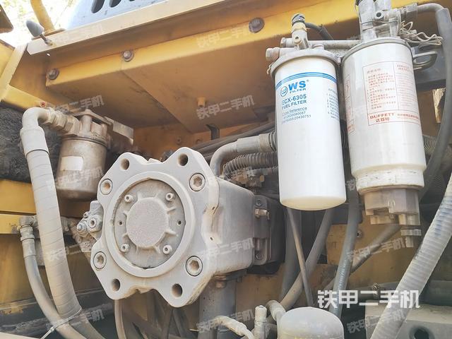 液压泵舱室正面整体（整机外观）