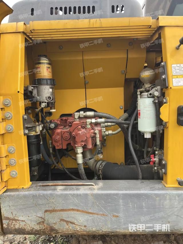 液压泵舱室正面整体（整机外观）