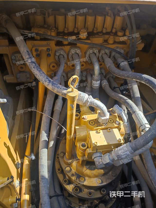 回转马达和主控阀（整机外观）