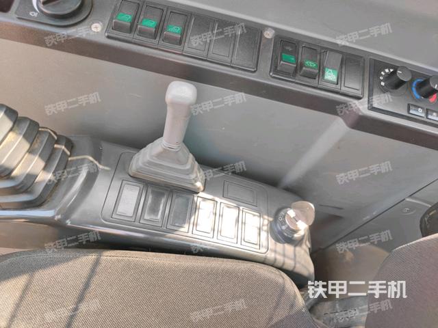 座椅左側(cè)控制臺/音響/含左手柄(駕駛室部分) 座椅左側(cè)控制臺/音響/含左手柄(駕駛室部分)