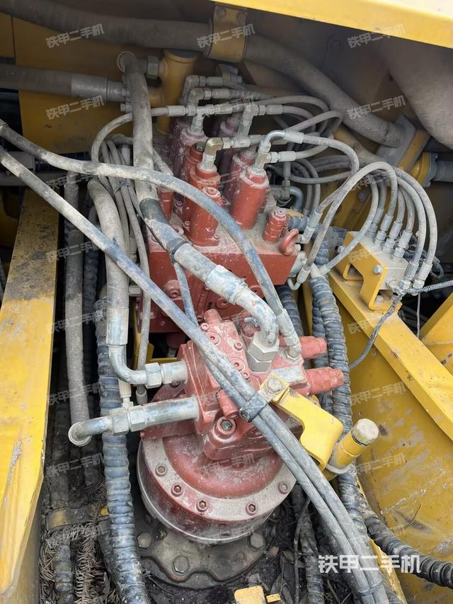 回转马达和主控阀（整机外观）