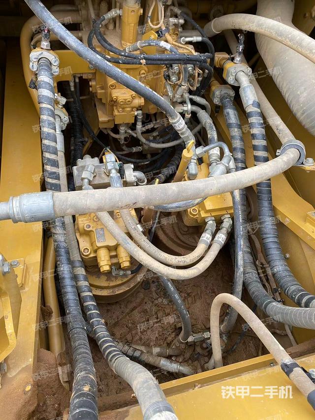 回转马达和主控阀（整机外观）