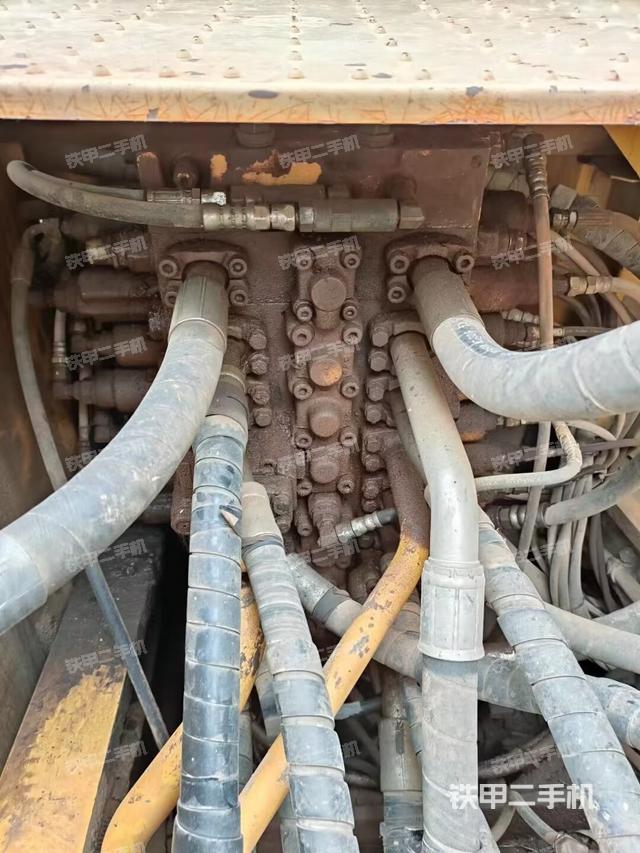 回转马达和主控阀（整机外观）