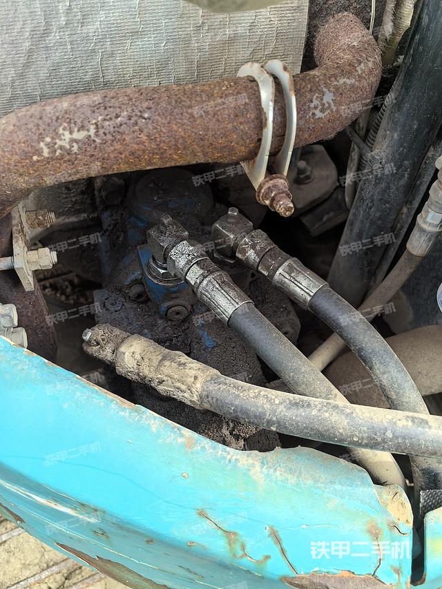 液压泵舱室正面整体（整机外观）