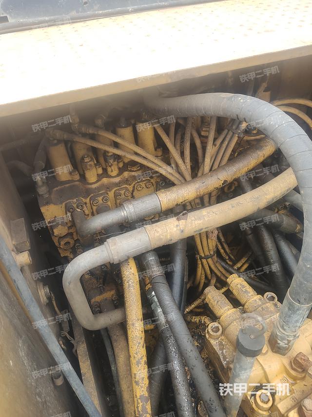 回转马达和主控阀（整机外观）