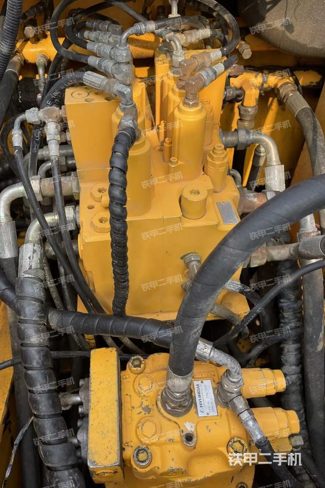 回转马达和主控阀（整机外观）