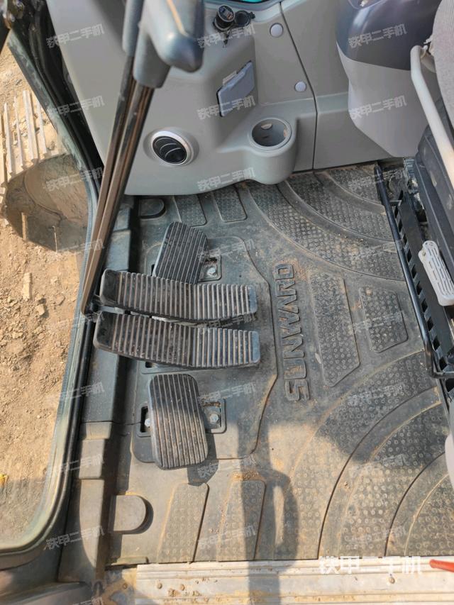 行走控制手柄和踏板?俯拍（駕駛室部分）