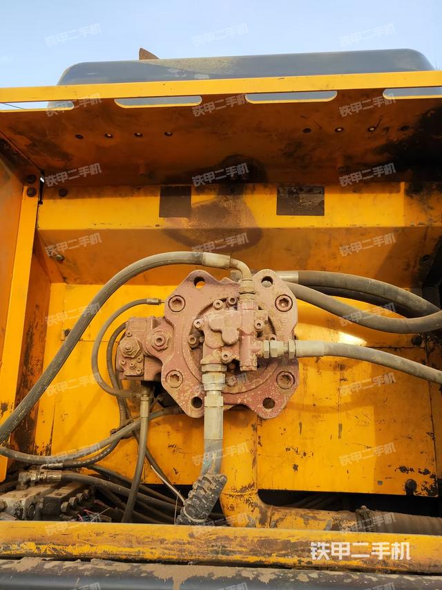 液压泵舱室正面整体（整机外观）