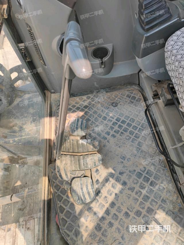 行走控制手柄和踏板?俯拍（駕駛室部分）