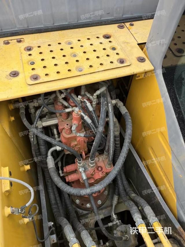 回转马达和主控阀（整机外观）