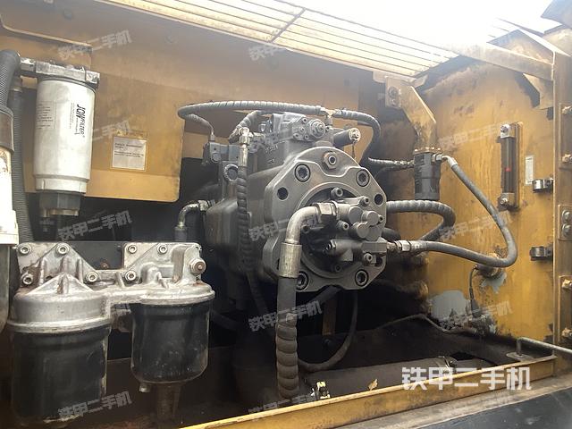 液压泵舱室正面整体（整机外观）