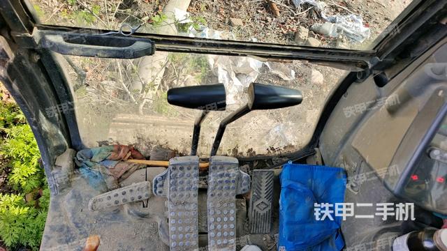 行走控制手柄和踏板 俯拍（驾驶室部分）