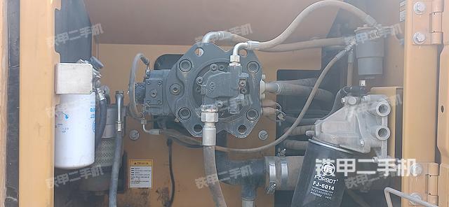 液压泵舱室正面整体（整机外观）