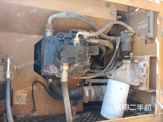 液压泵舱室正面整体（整机外观）