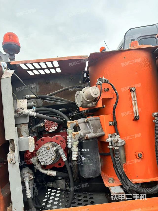 液压泵舱室正面整体（整机外观）